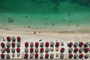 UPRKOS REKORDNIM PRIHODIMA: Grčka se suočava s izazovima prekomjernog turizma UPRKOS REKORDNIM PRIHODIMA: Grčka se suočava s izazovima prekomjernog turizma