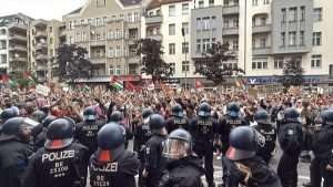 DESECI UHIĆENIH U BERLINU: Njemačka policija razbila veliki propalestinski skup u Kreuzbergu DESECI UHIĆENIH U BERLINU: Njemačka policija razbila veliki propalestinski skup u Kreuzbergu