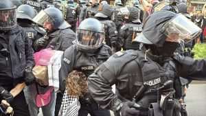 DESECI UHIĆENIH U BERLINU: Njemačka policija razbila veliki propalestinski skup u Kreuzbergu DESECI UHIĆENIH U BERLINU: Njemačka policija razbila veliki propalestinski skup u Kreuzbergu