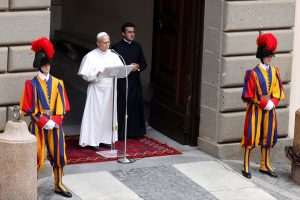 CASTEL GANDOLF: Tisuće vjernika i turista slušale prvi Angelus pape Lava XIV.