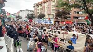 DESECI UHIĆENIH U BERLINU: Njemačka policija razbila veliki propalestinski skup u Kreuzbergu DESECI UHIĆENIH U BERLINU: Njemačka policija razbila veliki propalestinski skup u Kreuzbergu