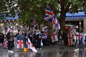 VIŠE OD 110.000 LJUDI NA PROSVJEDU PROTIV MIGRANATA U LONDONU: U sukobu policije i prosvjednika ozlijeđeno 26 policajaca, a zasad uhićeno 25 prosvjednika VIŠE OD 110.000 LJUDI NA PROSVJEDU PROTIV MIGRANATA U LONDONU: U sukobu policije i prosvjednika ozlijeđeno 26 policajaca, a zasad uhićeno 25 prosvjednika