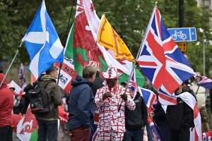 VIŠE OD 110.000 LJUDI NA PROSVJEDU PROTIV MIGRANATA U LONDONU: U sukobu policije i prosvjednika ozlijeđeno 26 policajaca, a zasad uhićeno 25 prosvjednika VIŠE OD 110.000 LJUDI NA PROSVJEDU PROTIV MIGRANATA U LONDONU: U sukobu policije i prosvjednika ozlijeđeno 26 policajaca, a zasad uhićeno 25 prosvjednika