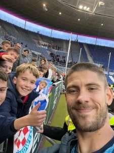 MLADI HRVATI IZ NJEMAČKE UPOZNALI SVOG IDOLA: Andrej Kramarić oduševio najmlađe navijače u Sinsheimu