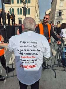 (FOTO) "ŠTO SE KRVLJU BRANI NE PUŠTA SE LAKO": Na Rivi održan prosvjed Torcide i udruga hrvatskih branitelja