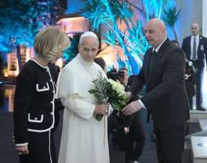 PAPA STIGAO U LIBANON: U znak dobrodošlice, u Bejrutu zvonila crkvena zvona, a čule su se i sirene s brodova PAPA STIGAO U LIBANON: U znak dobrodošlice, u Bejrutu zvonila crkvena zvona, a čule su se i sirene s brodova