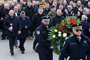 BOL NE PROLAZI NI NAKON 34 GODINE: Komemorativni skup "Žrtva Borovo naselja za domovinu" Polaganje vijenaca ispred ostataka Borovo Commerce/ Foto: Hina