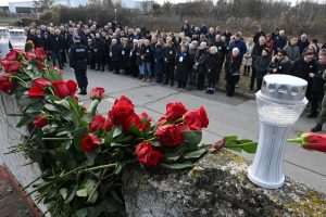 BOL NE PROLAZI NI NAKON 34 GODINE: Komemorativni skup "Žrtva Borovo naselja za domovinu" Polaganje vijenaca ispred ostataka Borovo Commerce/ Foto: Hina
