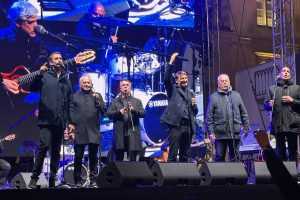 ZADRANI ODUŠEVILI DUBROVČANE: Jugo rastjeralo oblake, a klapa Intrade zapjevala na Stradunu Klapa Intrade u Dubrovniku / Foto: Fenix (SIM)