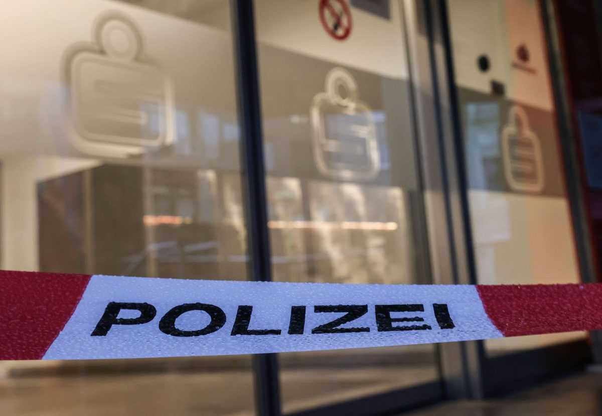 Ein Absperrband der Polizei hängt vor der Filiale der Sparkasse Gelsenkirchen im Stadtteil Buer. Foto: Oliver Berg/dpa