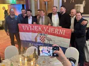 REKORDAN ODAZIV U ZAGREBU: Više od 400 povratnika na okupu, podaci potvrđuju – Hrvati se vraćaju doma REKORDAN ODAZIV U ZAGREBU: Više od 400 povratnika na okupu, podaci potvrđuju – Hrvati se vraćaju doma