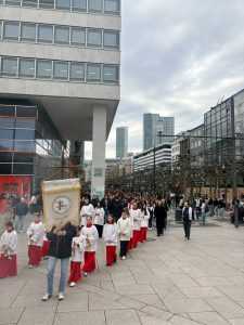 SKRUŠENO U MOLITVI I PJESMI: Više tisuća vjernika na procesiji Križnog puta u Frankfurtu Procesija na Veliki petak / Foto: Mato Župarić
