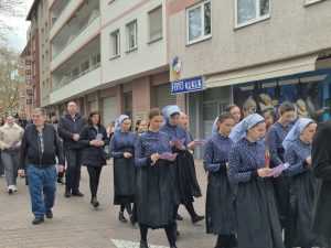 VELIKI PETAK U MAINZU: Hrvati u procesiji kroz grad i dirljiva izvedba Anne-Marije Galić VELIKI PETAK U MAINZU: Hrvati u procesiji kroz grad i dirljiva izvedba Anne-Marije Galić