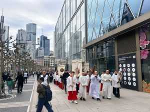 SKRUŠENO U MOLITVI I PJESMI: Više tisuća vjernika na procesiji Križnog puta u Frankfurtu Procesija na Veliki petak / Foto: Mato Župarić