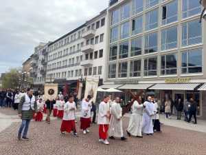SKRUŠENO U MOLITVI I PJESMI: Više tisuća vjernika na procesiji Križnog puta u Frankfurtu Procesija na Veliki petak / Foto: Mato Župarić