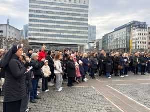 SKRUŠENO U MOLITVI I PJESMI: Više tisuća vjernika na procesiji Križnog puta u Frankfurtu Procesija na Veliki petak / Foto: Mato Župarić