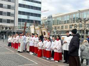 SKRUŠENO U MOLITVI I PJESMI: Više tisuća vjernika na procesiji Križnog puta u Frankfurtu Procesija na Veliki petak / Foto: Mato Župarić