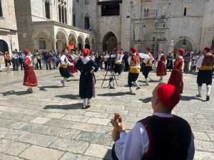 SRIJEDA U DUBROVNIKU: Mnogi su se pitali što to rade članovi Linđa SRIJEDA U DUBROVNIKU: Mnogi su se pitali što to rade članovi Linđa