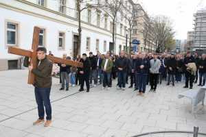 VELIKI PETAK U STUTTGARTU: U procesiji ulicama više od tisuću hrvatskih vjernika VELIKI PETAK U STUTTGARTU: U procesiji ulicama više od tisuću hrvatskih vjernika