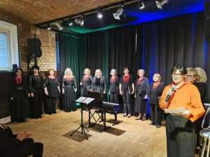 “PROLJETNI KONCERT” UVERTIRA ZA HRVATSKU: Zbor “Otvorena srca” i gost Josip Čenić oduševili Bečane Zbor „Otvorena srca“ i A. Markon-Jurčić (desno)