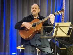 “PROLJETNI KONCERT” UVERTIRA ZA HRVATSKU: Zbor “Otvorena srca” i gost Josip Čenić oduševili Bečane Kantautor Josip Čenić