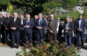 ZA 28. OBLJETNICU SMRTI: Izaslanstvo HDZ-a i obitelj ratnog ministra Gojka Šuška položili vijence i zapalili svijeće na njegovu grobu