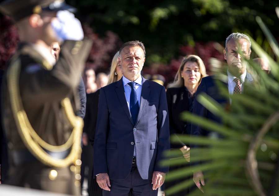 Plenković i Jandroković polažu vijence kod Spomenika domovini