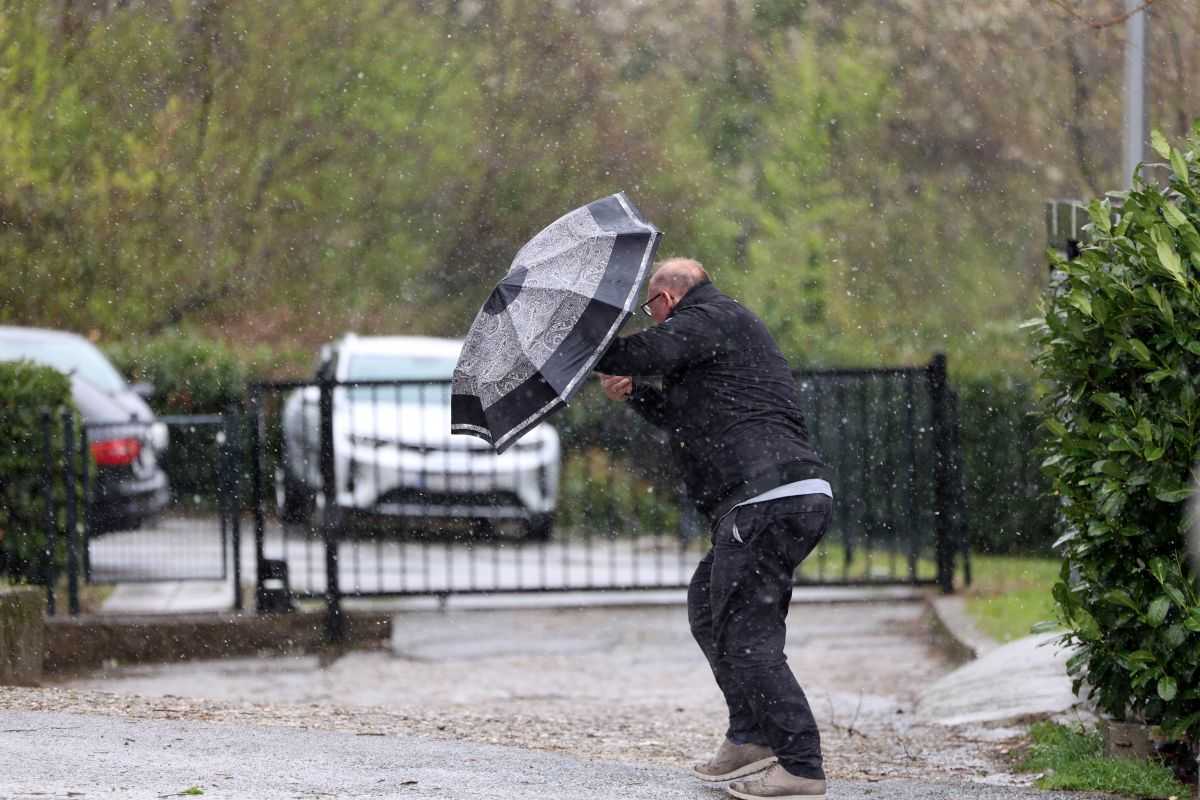 vjetar nevrijeme oluja kisa kisobran