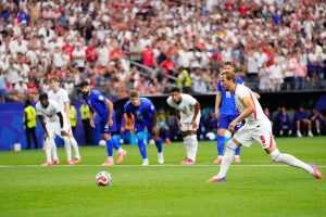 SLAVLJE ENGLEZA: Vatreni pali u drugom poluvremenu, Livaković spašavao od većeg poraza SLAVLJE ENGLEZA: Vatreni pali u drugom poluvremenu, Livaković spašavao od većeg poraza