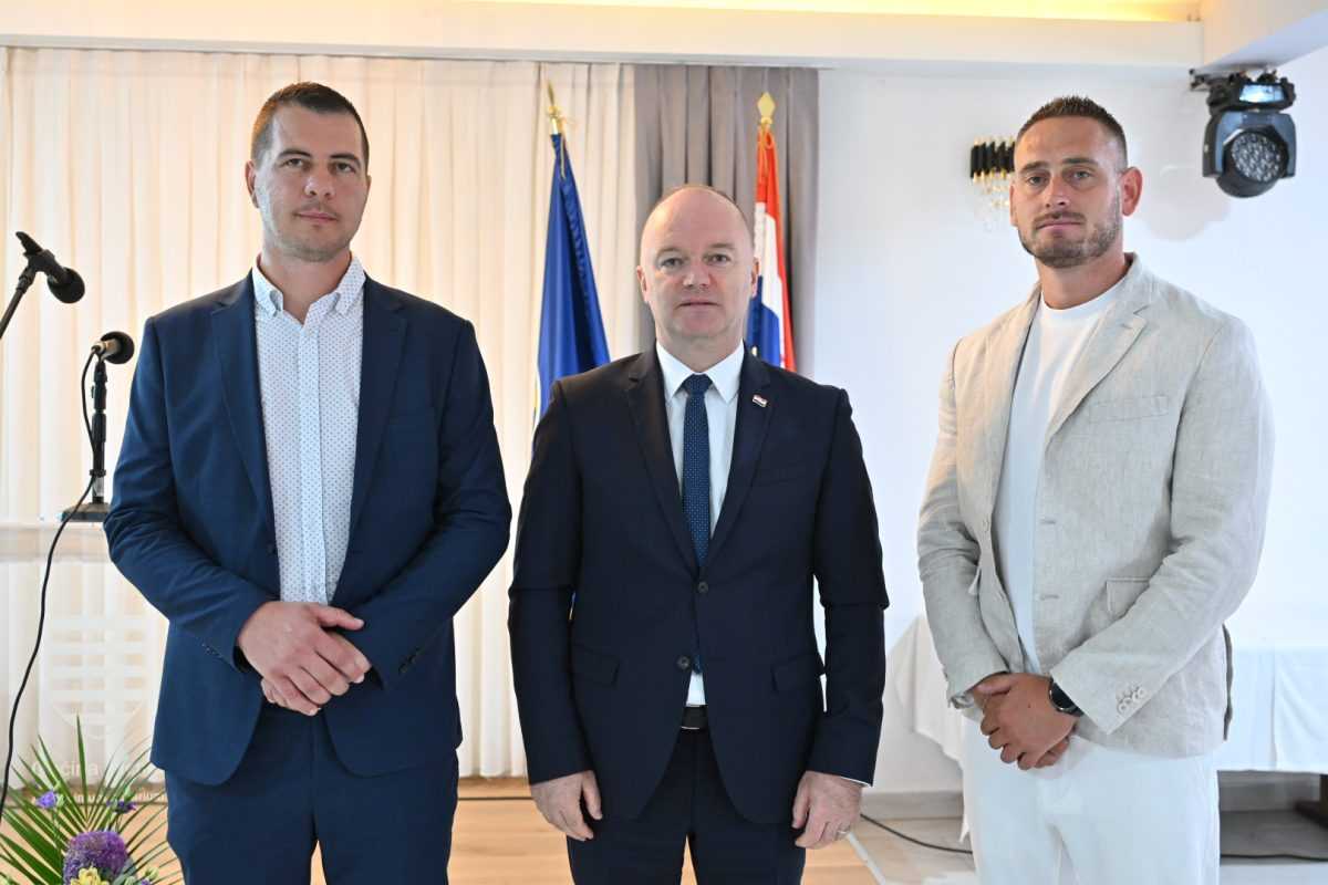 Ministar Šipić u Dicmu / Foto: MDU
