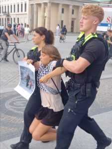 POZNATA AKTIVISTICA: Greta Thunberg privedena u Berlinu GretaThunberg uhićena u Berlinu/ Foto: Anadolu
