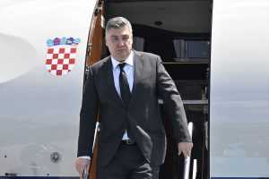 MILANOVIĆ STIGAO U ANKARU: Na NATO summitu šefova država i vlada razgovarat će se o ulaganjima u obranu i vojnoj podršci Ukrajini MILANOVIĆ STIGAO U ANKARU: Na NATO summitu šefova država i vlada razgovarat će se o ulaganjima u obranu i vojnoj podršci Ukrajini