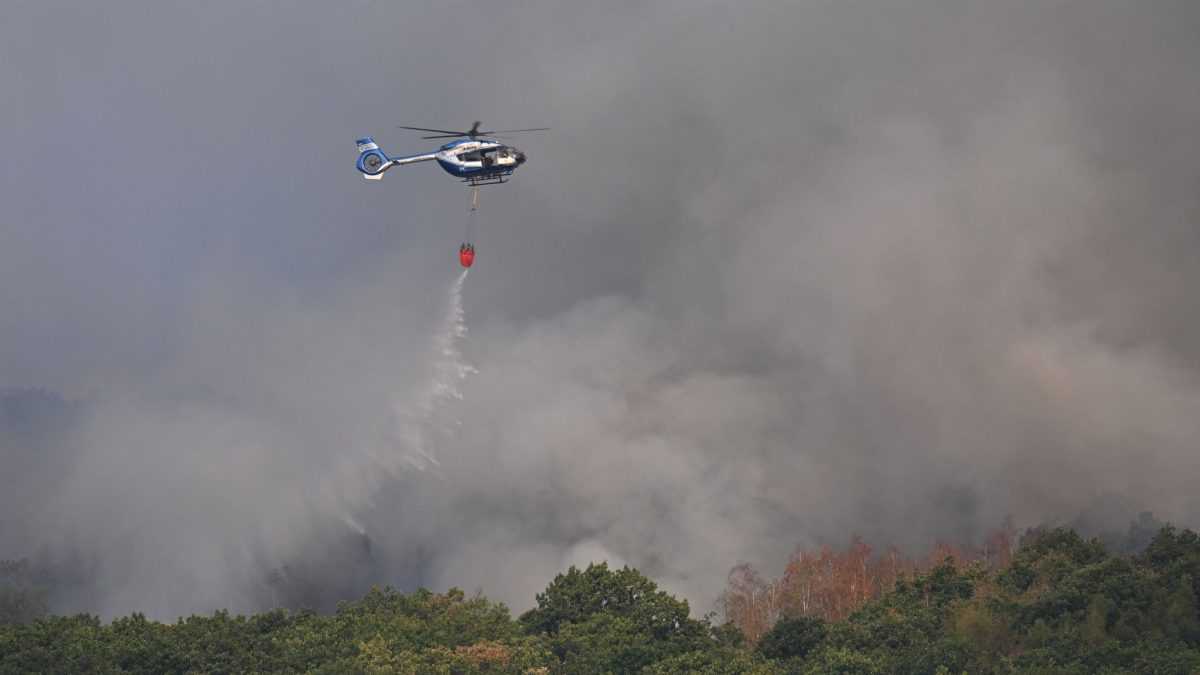 Helikoper gasi požar / Foto: Federico Gambarini/dpa